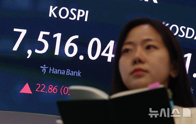 [서울=뉴시스] 이영환 기자 = 코스피가 전 거래일(7493.18)보다 22.86포인트(0.31%) 오른 7516.04에 마감한 18일 오후 서울 중구 하나은행 딜링룸 전광판에 종가가 표시되어 있다.코스닥 지수는 전 거래일(1129.82)보다 18.73포인트(1.66%) 하락한 1111.09, 서울 외환시장에서 원·달러 환율은 전 거래일(1500.8)보다 0.5원 내린 1500.3원에 주간 거래를 마감했다. 2026.05.18. 20hwan@newsis.com