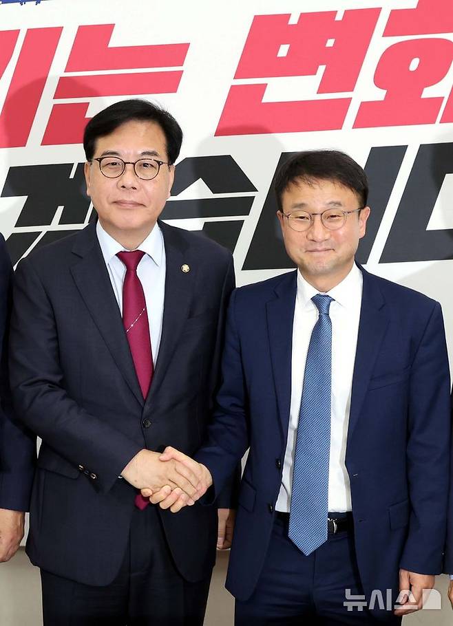[서울=뉴시스] 조성봉 기자 = 한병도 더불어민주당 원내대표가 14일 오후 서울 여의도 국회에서 송언석 국민의힘 원내대표를 예방하며 악수를 하고 있다. 2026.05.14. suncho21@newsis.com