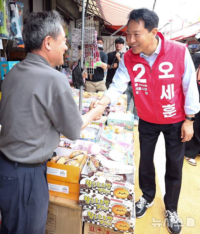 [서울=뉴시스] 최진석 기자 = 오세훈 국민의힘 서울시장 후보가 19일 서울 종로구 창신동 문구완구거리에서 오세훈과 함께 걸어요를 하며 상인과 인사하고 있다. 2026.05.19. myjs@newsis.com