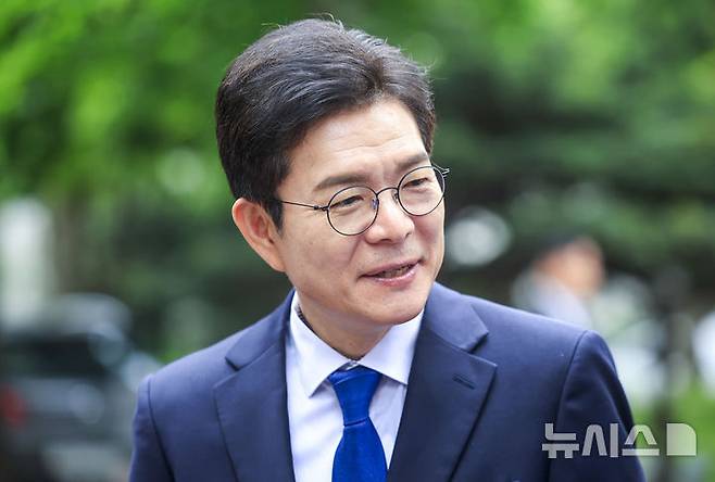 [서울=뉴시스] 정병혁 기자 = 정원오 더불어민주당 서울시장 후보가 19일 서울 양천구 목동 6단지를 찾아 아파트를 둘러보고 있다. 2026.05.19. jhope@newsis.com