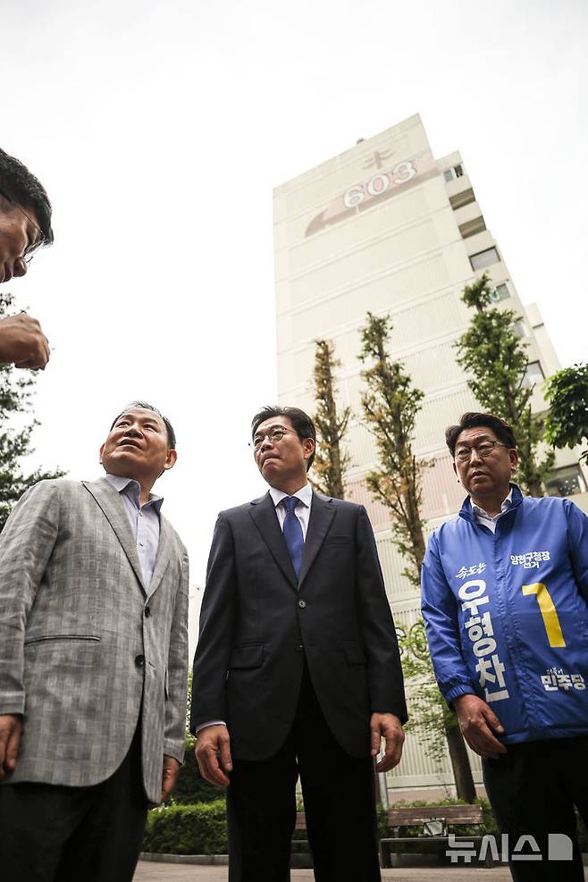 [서울=뉴시스] 정병혁 기자 = 정원오 더불어민주당 서울시장 후보가 19일 서울 양천구 목동 6단지를 찾아 아파트를 둘러보고 있다. 2026.05.19. jhope@newsis.com