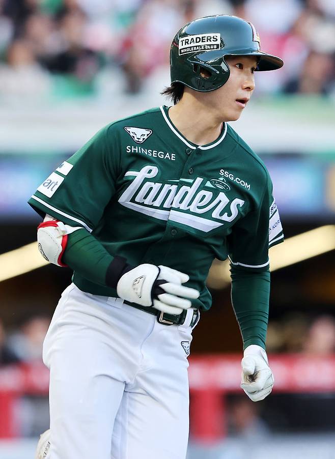 [서울=뉴시스] 조성우 기자 = 24일 인천 미추홀구 SSG랜더스필드에서 열린 2026 KBO리그 KT 위즈와 SSG 랜더스의 경기, 1회말 선두타자 박성한이 2루타를 때린 뒤 진루하고 있다. 박성한은 시즌 개막부터 이날까지 22경기 연속 안타 행진을 벌이고 있다. (사진=SSG 랜더스 제공) 2026.04.24. photo@newsis.com *재판매 및 DB 금지