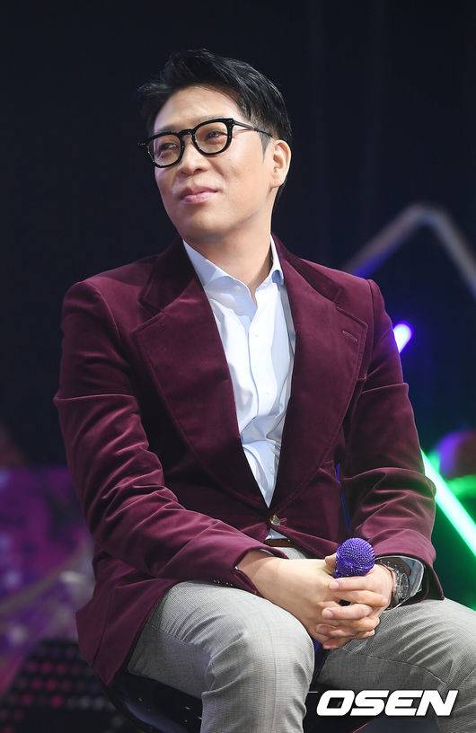 [OSEN=민경훈 기자] 25일 오후 서울시 광진구 광장동 예스24 라이브홀에서 MC몽(엠씨몽) 정규8집 ‘CHANNEL 8’ 발매 기념 음감회가 열렸다.MC몽이 음감회 중 미소짓고 있다./rumi@osen.co.kr