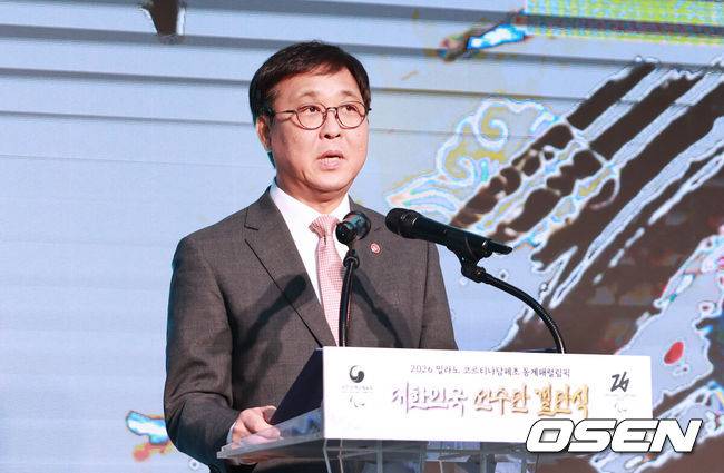 [OSEN=조은정 기자]대한장애인체육회(회장 정진완)가 2월 2일 오후 2시 서울올림픽파크텔 올림피아홀에서 ‘2026 밀라노·코르티나 동계패럴림픽대회 대한민국 선수단 결단식’을 개최했다.우리나라는 3월 6일부터 15일까지 10일간, 이탈리아 코르티나 일원에서 열리는 밀라노·코르티나 동계패럴림픽대회에 5개 종목 40여명의 선수단을 파견한다.2026 밀라노-코르티나 동계패럴림픽대회 대한민국 선수단 결단식에서 최휘영 장관이 대통령의 축사를 대독하고 있다.2026.02.02 /cej@osen.co.kr[사진] 대한장애인체육회