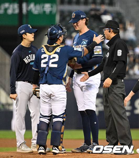 [OSEN=잠실, 이대선 기자] 19일 서울 잠실야구장에서 2026 신한 SOL KBO리그 두산 베어스와 NC 다이노스의 경기가 열렸다.이날 두산은 최민석, NC는 테일러를 선발로 내세웠다.3회말 1사 1,2루에서 마운드를 방문한 NC 안중열이 테일러와 이야기를 나누고 있다. 2026.05.19 /sunday@osen.co.kr