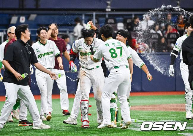 [OSEN=고척, 박준형 기자] 19일 오후 서울 고척스카이돔에서 2026 신한 SOL KBO 리그 키움 히어로즈와 SSG 랜더스의 경기가 진행됐다.이날 경기에서 키움은 박정훈을, SSG는 타케다를 선발투수로 내세웠다.9회말 키움 김웅빈이 끝내기 홈런을 날린뒤 동료들의 축하를 받고 있다.   2026.05.19 / soul1014@osen.co.kr