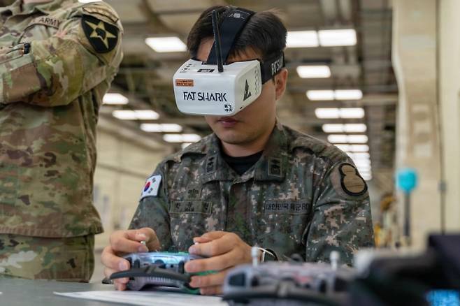 한국군 장교가 지난 7일 경기 평택 캠프 험프리스 워리어 웍스 이노베이션 랩에서 진행된 ‘드론 치명성 과정’에 참여해 FPV 고글과 조종기를 활용한 소형 무인항공체계 운용 훈련을 하고 있다. 미 육군 제공