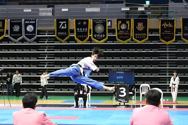 18일 아산 이순신빙상장체육관에서 백석대학교 건학 50주년 '총장배 전국태권도대회'에서 석수중학교 김규린 선수가 자유품새를 선보이고 있다. ⓒ백석대학교 제공