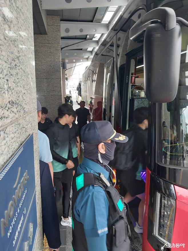 내고향 선수단이 입국 이틀째인 18일 경기 수원시 팔달구 노보텔 앰배서더 수원서 수원월드컵경기장 보조경기장으로 이동하고 있다. 이들은 전날에 이어 이날도 침묵을 이어갔다. 수원│권재민 기자 jmart220@donga.com
