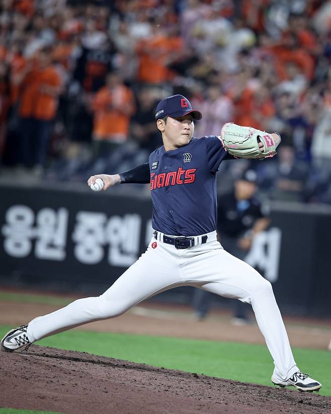 롯데 최준용이 19일 대전한화생병볼파크서 열린 2026 KBO리그 한화전에 팀 5번째 투수로 등판해 힘차게 공을 던지고 있다. 최준용은 1이닝 무실점 투구로 시즌 7번째 세이브를 수확했다. 사진제공|롯데 자이언츠