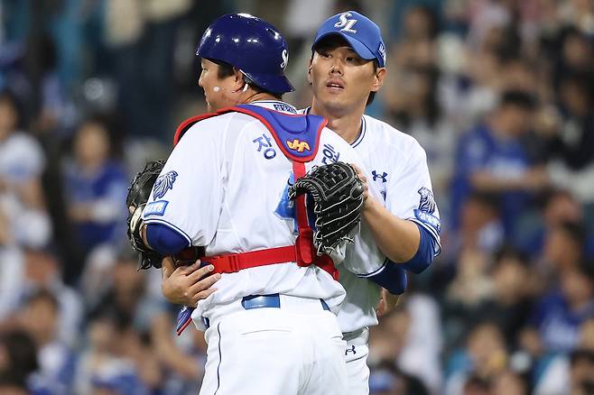 삼성 김재윤이 지난 6일 키움전 승리 뒤 포수 장승현과 격려하고 있다. 삼성 라이온즈 제공