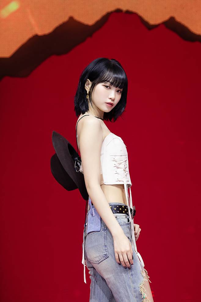 르세라핌 김채원. 쏘스뮤직은 19일 김채원의 목 부위 통증 치료와 활동 중단을 공지했다. 쏘스뮤직 제공