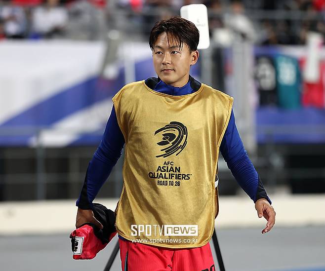 ▲ '2026 국제축구연맹(FIFA) 북중미 월드컵' 한국과 이라크의 3차 예선전이 15일 오후 경기도 용인 미르스타디움에서 열렸다. 이승우가 벤치로 향하고 있다.  ⓒ곽혜미 기자