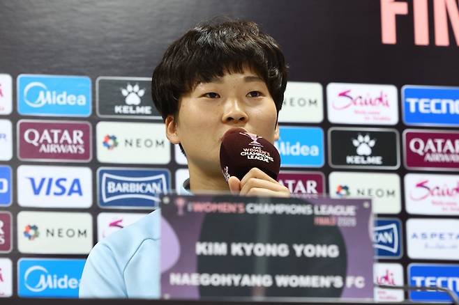 ▲ 19일 경기도 수원종합운동장에서 열린 아시아축구연맹(AFC) 여자 챔피언스리그(AWCL) 4강 기자회견에 내고향여자축구단 리유일 감독과 김경영 선수가 참석했다. &nbsp; ⓒ연합뉴스