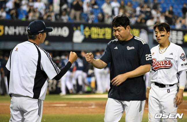 두산 베어스 양의지(가운데)가 19일 NC 다이노스와 홈경기에서 승리를 거둔 뒤 김원형 감독과 하이파이브를 하고 있다.