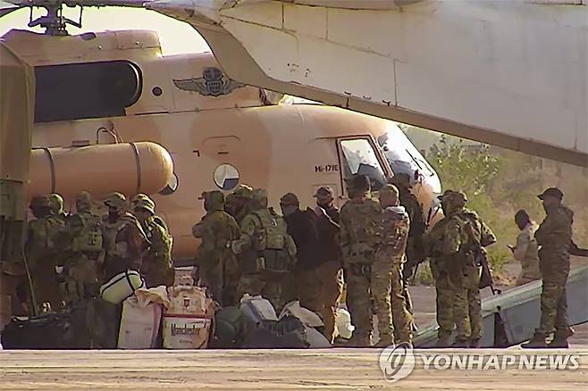 아프리카에서 활동하는 러시아 용병 러시아 용병들이 말리 북부에서 헬기에 탑승하고 있다. [프랑스군 제공. AP 연합뉴스 자료사진. 재판매 및 DB 금지]