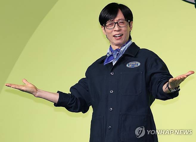 포즈 취하는 유재석 (서울=연합뉴스) 이재희 기자 = 코미디언 유재석이 19일 서울 종로구 JW메리어트동대문스퀘어서울에서 열린 넷플릭스 예능 '유재석 캠프' 제작발표회에서 포즈를 취하고 있다. 2026.5.19 scape@yna.co.kr