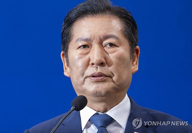 6ㆍ3 지방선거 의미 말하는 민주당 정청래 대표 (서울=연합뉴스) 황광모 기자 = 6·3 지방선거과 재보선을 21일 앞둔 13일 더불어민주당 정청래 대표가 13일 국회에서 가진 기자회견에서 이번 선거의 의미를 말하고 있다. 2026.5.13 hkmpooh@yna.co.kr