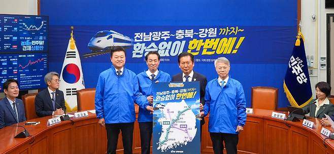 '강호축 철도망 합동 공약 발표' 참석한 우상호 후보   [우상호 후보 선대위 제공.재판매 및 DB 금지]