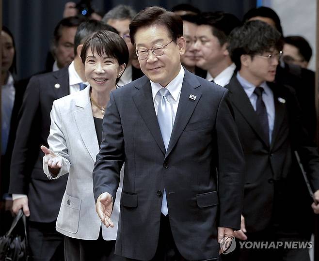 기자회견장 입장하는 한일 정상 (안동=연합뉴스) 한상균 기자 = 이재명 대통령과 다카이치 사나에 일본 총리가 19일 경북 안동 한 호텔에서 공동언론발표를 위해 기자회견장에 들어서고 있다. 2026.5.19 xyz@yna.co.kr