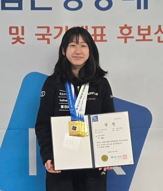제2회 IBK기업은행장배 전국사격대회 여고부에서 4관왕에 오른 최예인(고양 주엽고)이 금메달을 걸고 기념사진을 찍고 있다. <고양 주엽고 제공>