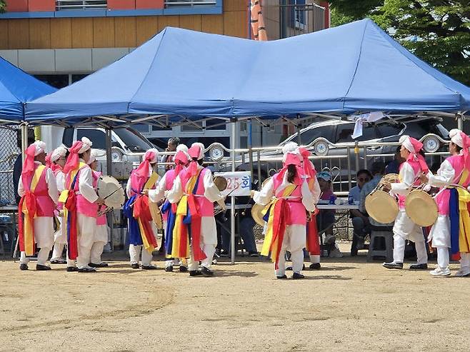 광천 드론고등학교 학생들의 농악대 농악놀이