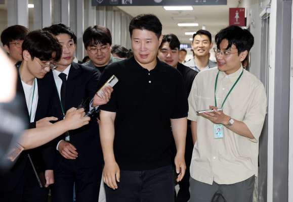 20일 정부세종청사 중앙노동위원회에서 열린 3차 사후조정 회의에 참석한 뒤 회의장을 나가며 취재진의 질문을 받고 있는 삼성그룹 초기업노동조합 삼성전자지부 최승호 위원장
