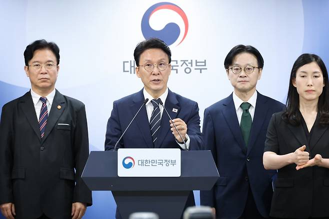지난 17일 김민석 국무총리가 서울 종로구 정부서울청사에서 삼성전자 파업 관련 대국민 담화를 하고 있다. 연합뉴스