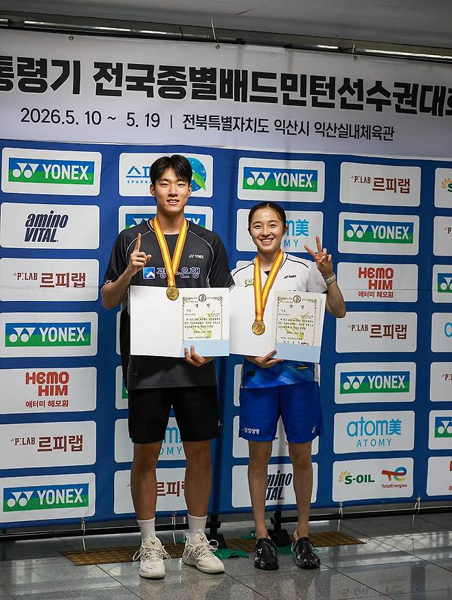광주은행 배드민턴팀 조송현(왼쪽)이 지난 19일 열린 2026 대통령기 전국종별배드민턴선수권대회 혼합복식에서 김유정(삼성생명)과 팀을 이뤄 우승을 차지한 후 기념촬영을 하고 있다. <광주은행 배드민턴팀 제공>