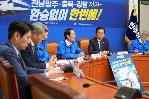 ◇더불어민주당이 19일 국회에서 강원과 충청, 전남, 광주를 잇는 강호축 철도망 구축을 핵심 공약으로 발표했다.