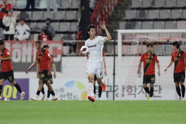 김해FC 이래준이 10일 경남FC와 맞대결에서 득점한 뒤 세레모니를 하고 있다. /프로축구연맹