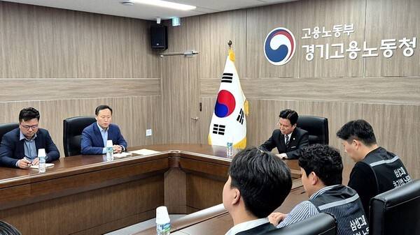 삼성전자 노사가 20일 경기도 수원의 고용노동부 경기고용노동청에서 임금협상 교섭을 재개하고 있다. 교섭에는 노측 삼성그룹 초기업노동조합 삼성전자지부 최승호 위원장, 사측 대표교섭위원인 여명구 DS(디바이스솔루션·반도체 사업 담당) 피플팀장, 중재자로 나선 김영훈 고용노동부 장관 등이 자리했다. 연합뉴스
