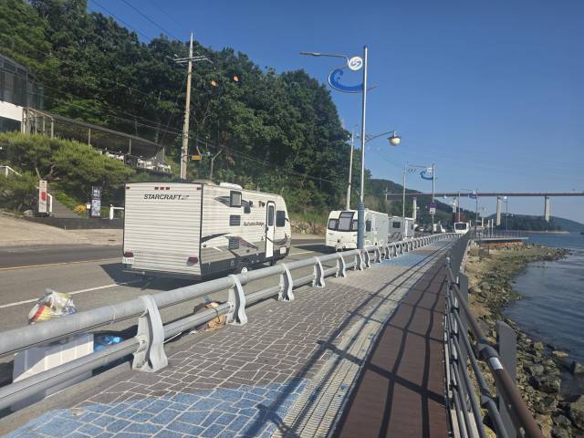 19일 경남 창원시 성산구 삼귀해안도로에 알박기 중인 카라반 등 캠핑 차량. 강대한 기자