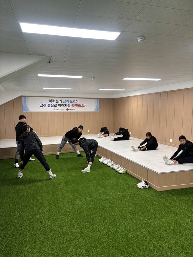 ▲ 포항종합운동장 내 육상선수 대기실이 리뉴얼 사업을 통해 선수들이 한층 더 편안하게 사용할 수 있게 됐다. 사진은 20일 많은 비가 내리자 학생선수들이 대기실에서 스트레칭 하는 모습.