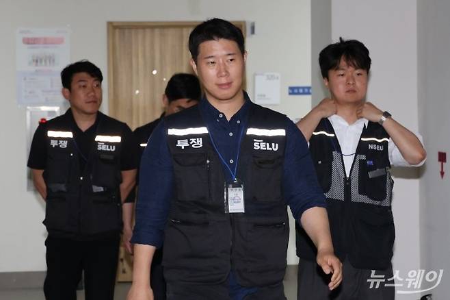 최승호 삼성그룹 초기업노동조합 삼성전자 지부 위원장이 20일 새벽 정부세종청사 중앙노동위원회에서 열린 '삼성전자 2026년 2차 사후조정 2일차 회의'를 정회한 뒤 회의장을 나서고 있다. 사진=강민석 기자