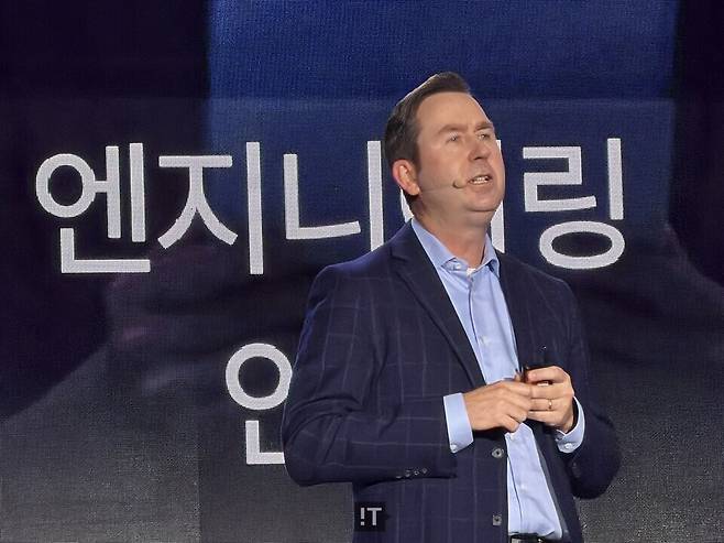 존 펠튼 AWS 최고재무책임자(CFO)가 20일 서울 코엑스에서 열린 'AWS 서울 서밋 2026'에서 기조연설하고 있다. / 김경아 기자