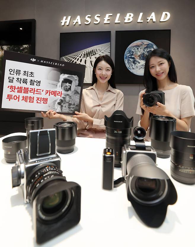 [이데일리 방인권 기자] 20일 서울 강남구 DJI핫셀블라드 더게이트신사에서 열린 국내 최초 핫셀블라드ㆍDJI 플래그십 스토어 오픈행사에서 모델들이 핫셀블라드 카메라와 렌즈를 선보이고 있다.'소수정예 브랜드 투어 프로그램'이 있는 플래그십 스토어는 전문가가 브랜드 스토리, 기술력을 소개하고 실제 촬영 경험까지 제공하는 프로미엄 프로그램을 하루 2회 운영한다.