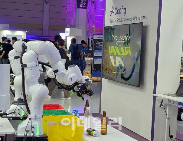 'AWS 서밋 서울 2026' 엑스포존에 마련된 '컨피그' 부스에서 로봇이 전시돼 있다. (사진=한광범 기자)