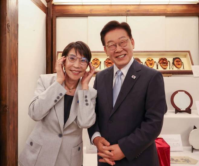이재명 대통령과 다카이치 사나에 일본 총리가 19일 경북 안동에서 열린 친교행사에서 기념촬영을 하고 있다. 이 대통령은 다카이치 총리가 선물한 안경테를 착용, 다카이치 총리는 이 대통령의 안경을 착용하고 기념촬영을 했다. (사진=청와대 제공)