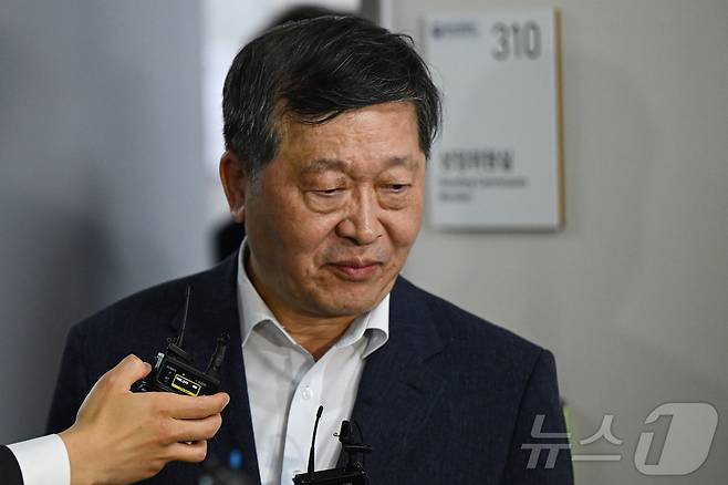박수근 중앙노동위원회 위원장이 20일 새벽 정부세종청사 중앙노동위원회에서 열린 '삼성전자 2026년 2차 사후조정 2일차 회의'를 정회한 뒤 취재진의 질문에 답변하고 있다.(공동취재) 2026.5.20 ⓒ 뉴스1 김기남 기자
