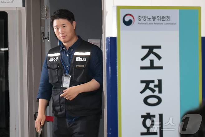 최승호 삼성그룹 초기업노동조합 삼성전자지부 위원장이 19일 정부세종청사 중앙노동위원회에서 열린 삼성전자 노사 간 2차 사후조정 마라톤 협상 끝에 20일 새벽 정회 후 입장을 밝히기 위해 회의장을 나오고 있다. (공동취재) 2026.5.20 ⓒ 뉴스1 김기남 기자