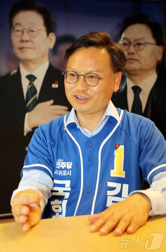 뉴스1 제주본부와 인터뷰하고 있는 김성범 더불어민주당 서귀포시 국회의원 후보. 2026.5.19 ⓒ 뉴스1 오미란 기자