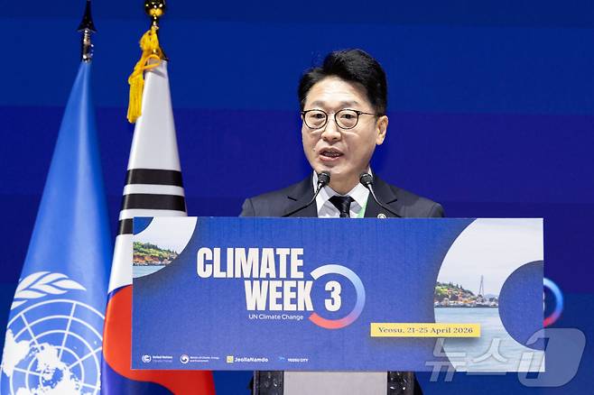 이호현 기후에너지환경부 제2차관이 전남 여수시 여수엑스포컨벤션센터에서 열린 제3차 유엔기후변화협약 기후주간 고위급 기념식에서 축사를 하고 있다. (기후에너지환경부 제공. 재판매 및 DB 금지) 2026.4.24 ⓒ 뉴스1