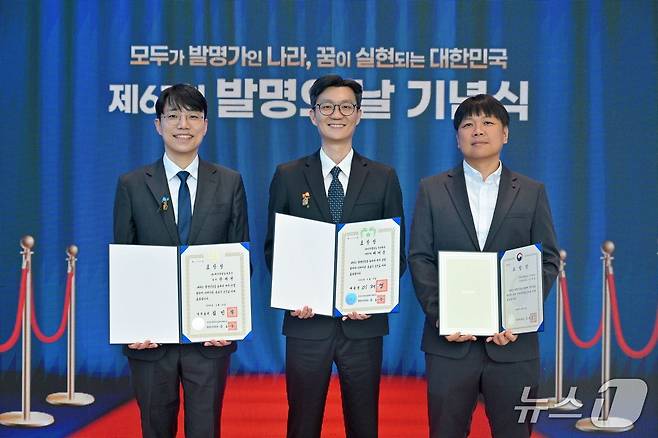 제61회 발명의 날 기념식에서 HL클레무브 한재현 팀장(왼쪽), HL만도 배재훈 팀장(가운데), 장재훈 책임(오른쪽)이 기념 촬영을 하고 있다. (HL만도 제공)