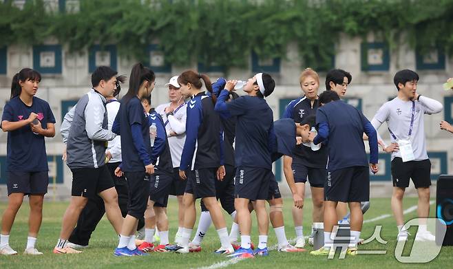 2025-26 아시아축구연맹(AFC) 여자챔피언스리그(AWCL) 4강전 수원FC위민과 내고향축구단의 경기를 하루 앞둔 19일 경기 수원시 팔달구 수원월드컵경기장 보조경기장에서 열린 공개 훈련에서 수원FC 위민 선수들이 훈련을 시작하고 있다. 2026.5.19 ⓒ 뉴스1 김영운 기자