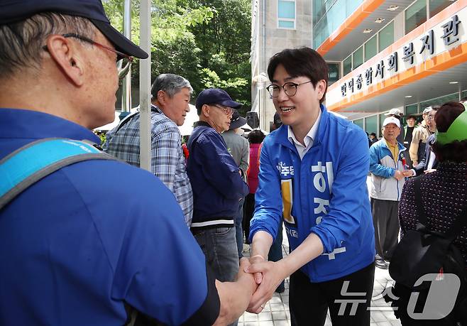 부산 북구갑 국회의원 보궐선거에 출마한 하정우 더불어민주당 후보가 8일 부산 북구 만덕종합사회복지관에서 열린 어버이날 경로잔치 행사에 참석해 어르신들과 인사를 나누고 있다. 2026.5.8 ⓒ 뉴스1 윤일지 기자