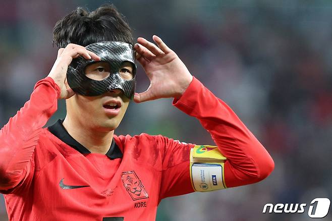 마스크를 쓰고 월드컵에 나섰던 축구대표팀 손흥민. 2022.12.3 ⓒ 뉴스1 DB