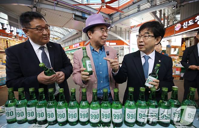 1일 대전 동구 신도꼼지락시장 내 후생사에서 선양소주가 진행한 ‘착한소주 990’ 출시 행사에서 조웅래 선양소주 회장(가운데), 인태연 소상공인시장진흥공단 이사장(오른쪽), 김재면 한국수퍼체인유통사업협동조합 이사장이 제품에 대해 대화하고 있다. 2026.4.1 ⓒ 뉴스1 김기태 기자
