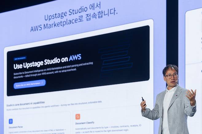 김성훈 업스테이지 대표는 20일 서울 삼성동 코엑스에서 열린 'AWS 서밋 서울 2026'에서 기조연설을 하고 있다. (AWS코리아 제공)