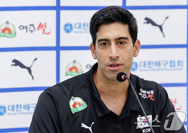 남자 배구 국가대표팀 이사나예 라미레스(Issanaye Ramires) 감독이 20일 오후 서울 송파구 올림픽회관에서 열린 2026년 한국 남녀 배구 국가대표팀 기자회견에 참석해 취재진 질의에 답하고 있다. 2026.5.20 ⓒ 뉴스1 안은나 기자